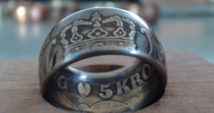1990 Danish 5 Kroner coin ring